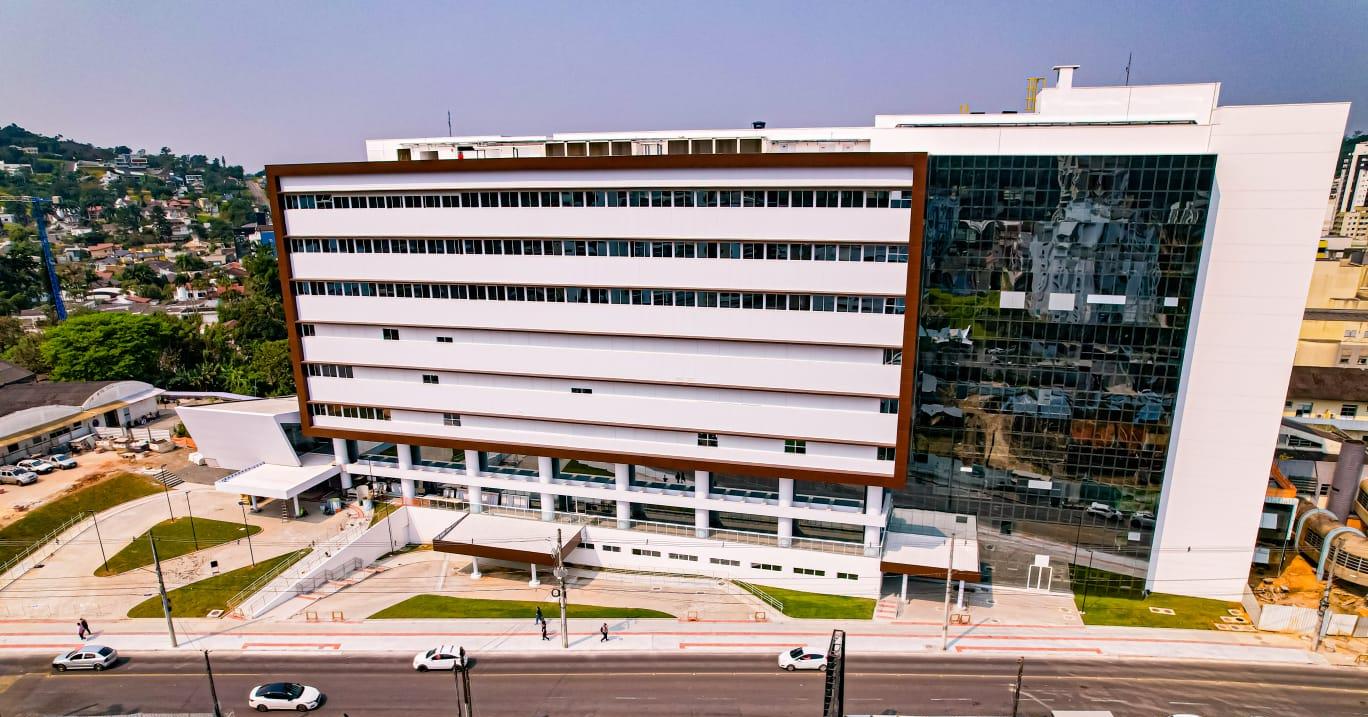 Edifício de saúde apresentado no acervo institucional da L+M³